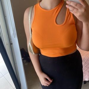 Cute orange top!